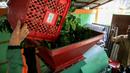 Petugas Sudin Lingkungan Hidup Jakarta Pusat melakukan pengolahan sampah daun di TPS 3R Ketapang Satpel Lingkungan Hidup Kecamatan Gambir, Jakarta, Rabu (22/2/2023). TPS 3R Ketapang Satpel Lingkungan Hidup Kecamatan Gambir itu dapat mereduksi atau mengurai sampah organik menjadi kompos sebanyak 200-300 kilogram per hari. (Liputan6.com/Faizal Fanani)
