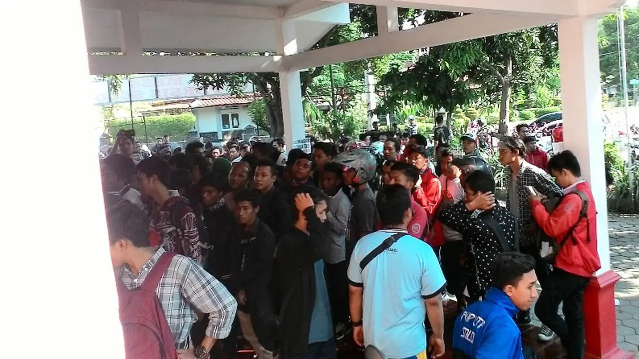 Antrean calon penonton duel uji coba Indonesia vs Malaysia di Solo