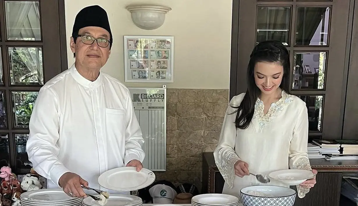 Saat Idul Adha, Raline pun makan bersama sang ayah yang kompak mengenakan baju putih. (@ralineshah)