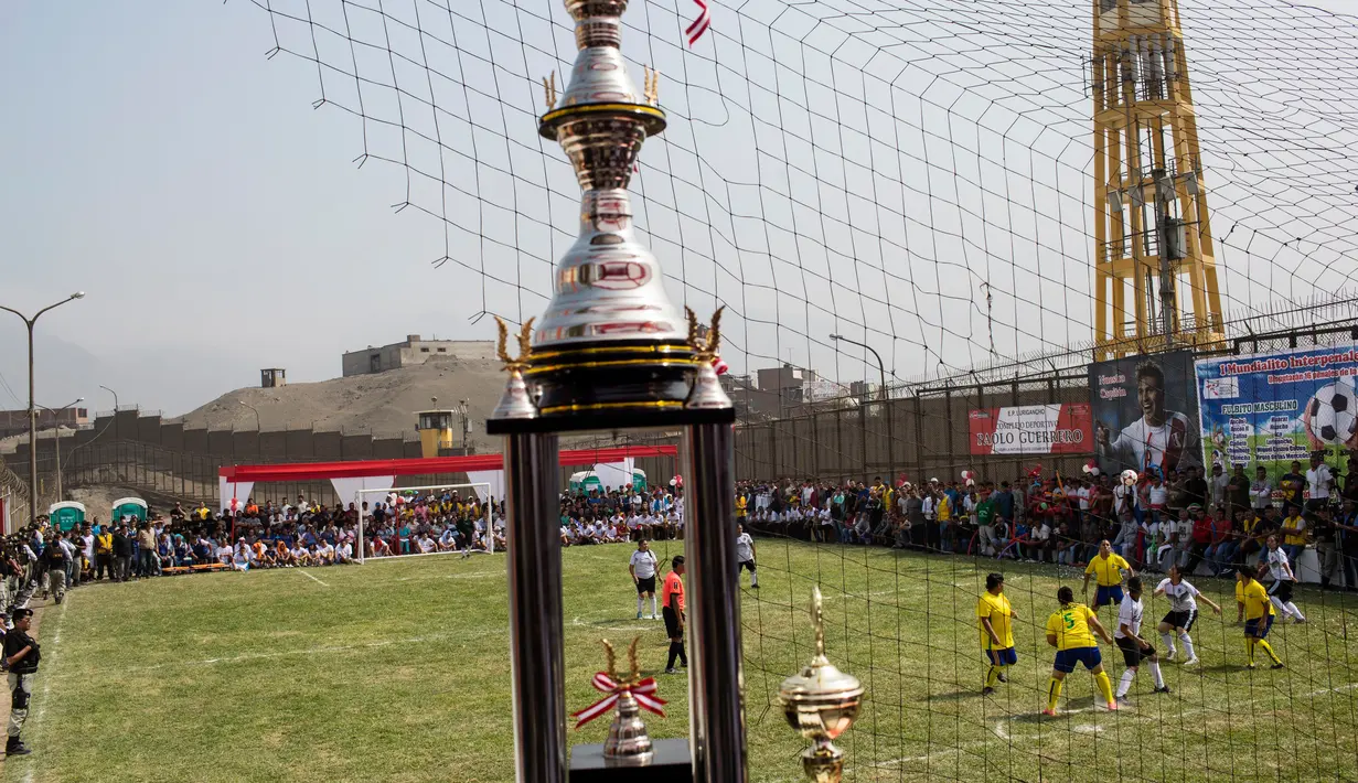 Pemandangan saat narapidana bertanding sepak bola di Penjara San Juan de Lurigancho, Lima, Peru, Kamis (24/5). (AP Photo/Rodrigo Abd)
