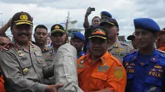 Petugas menunjukkan tabung gas yang diduga milik pesawat AirAsia QZ8501 di Pelabuhan Kumai, Pangkalan Bun, Kalteng, Kamis (1/1/2015). (Liputan6.com/Herman Zakharia)