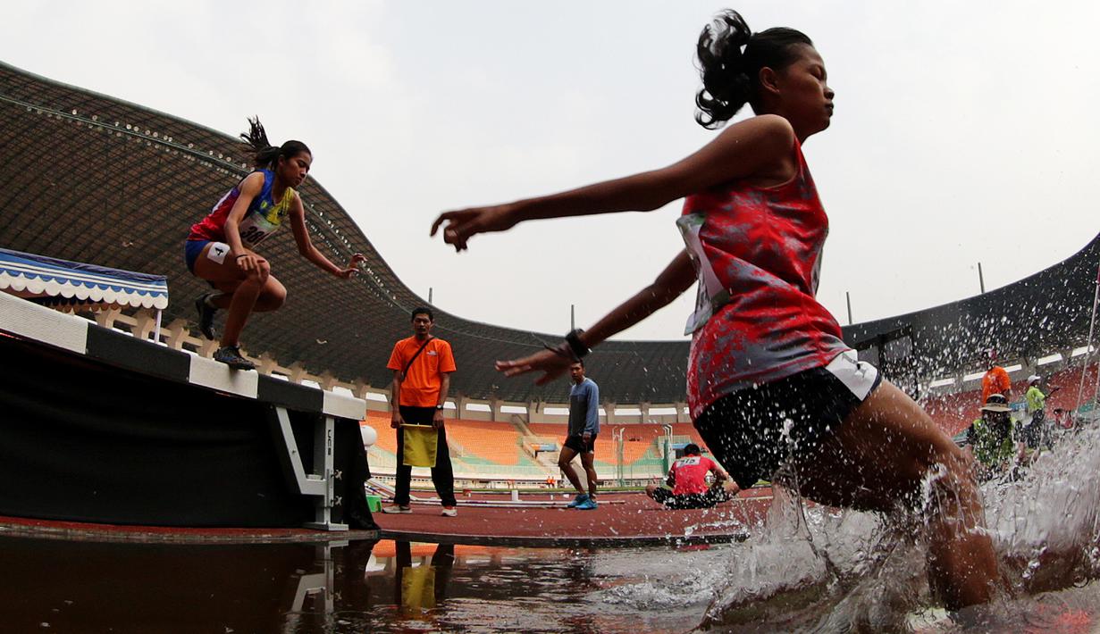 Para pelari beradu cepat saat Kejurnas Atletik nomor lari 2.000 meter steeplechase putri di Stadion Pakansari, Bogor, Selasa (6/8). Kejurnas tahun ini juga dilakukan untuk kualifikasi jelang PON. (Bola.com/Peksi Cahyo)