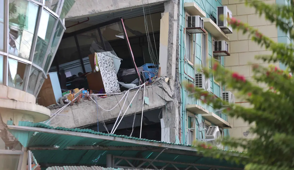Sebuah bangunan rusak akibat gempa bumi di General Santos, Filipina, Senin 8 Juni 2026. (AP Photo)