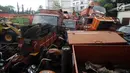 Petugas melakukan pengecekan bangkai armada truk sampah di Kantor Suku Dinas Lingkungan Hidup, Jakarta Barat, Selasa (27/3). Truk-truk tersebut menunggu antrean lelang yang sudah dilaporkan sejak Desember 2017. (Liputan6.com/JohanTallo)