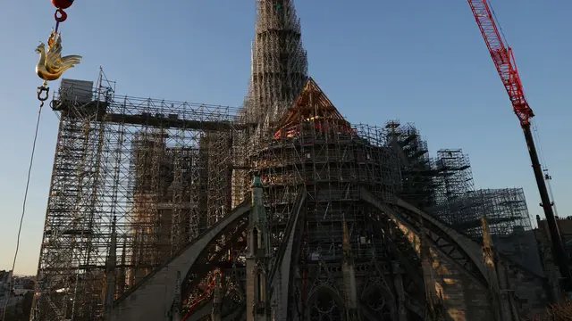 Ayam jantan emas dipasang di puncak menara Katedral Notre Dame Paris