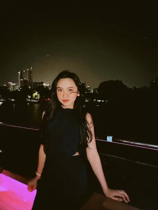 Setelah menikmati momen keseruan jalan-jalan bareng di siang hari, Lyodra melanjutkan momen liburannya ke Sungai Chao Praya juga menjadi salah satu destinasi yang dikunjungi oleh Lyodra. Berada di tepi sungai, ia pun tampil menawan dengan busana bernuansa gelap. (Liputan6.com/IG/@lyodraofficial)
