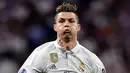 Cristiano Ronaldo (CR7) memborong semua gol Real Madrid dalam kemenangan 3-0 atas Atletico Madrid di Santiago Bernabeu, Rabu (3/5). Satu kaki Los Blancos telah menapak di final Liga Champions. (AFP Photo)