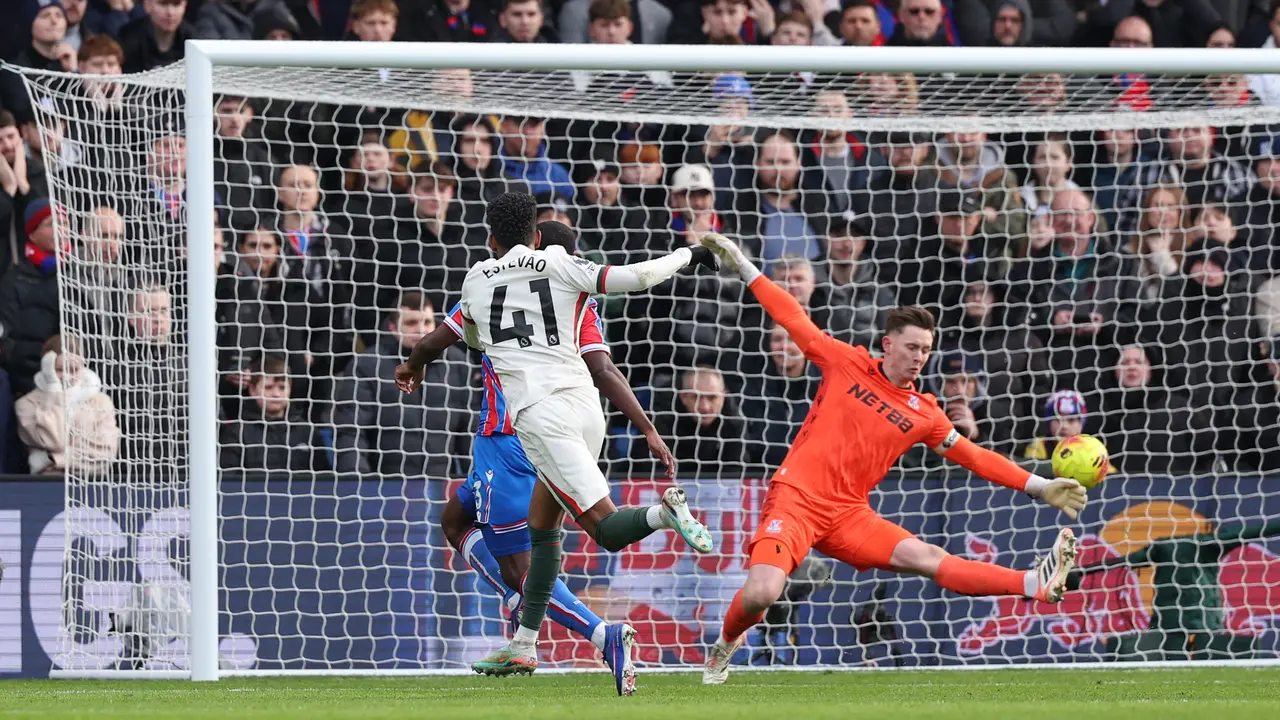 Pemain Chelsea Estevao menjebol gawang Palace di laga Liga Inggris