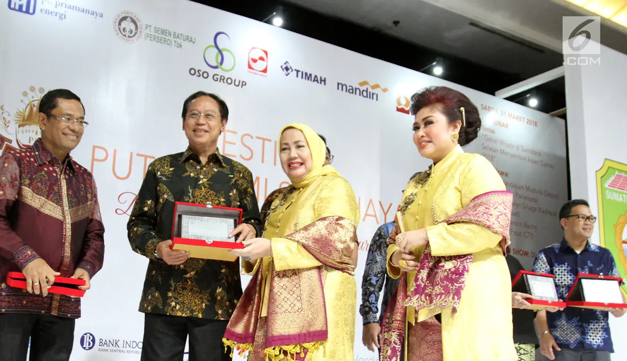 Politikus Djan Faridz, menerima cinderamata pada acara Festival Putri Bumi Sriwijaya (PBS) yang diselenggarakan oleh Indonesia Tionghoa di Jakarta, Kamis (29/3). (Liputan6.com/Pool/Agus)