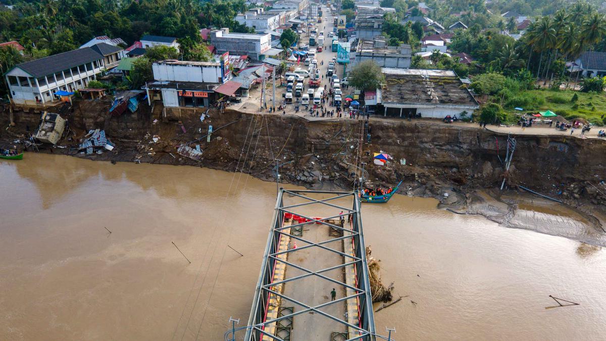 Akses Jembatan Terputus, Warga Andalkan Perahu Nelayan untuk Lintasi Sungai Peusangan di Kuta Blang Aceh