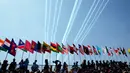 Bendera negara peserta ditempatkan berjajar saat peresmian Aero India 2023 di pangkalan udara Yelahanka, Bengaluru, India, Senin (13/2/2023). Aero India adalah acara dua tahunan dengan demonstrasi terbang oleh tim pengganti dan militer serta paviliun komersial tempat perusahaan penerbangan memamerkan produk dan teknologi mereka. (AP Photo/Aijaz Rahi)