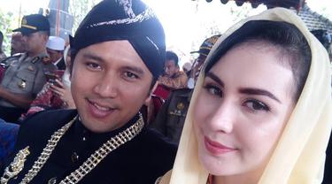 [Bintang] 8 Foto Keharmonisan Rumah Tangga Arumi Bachsin