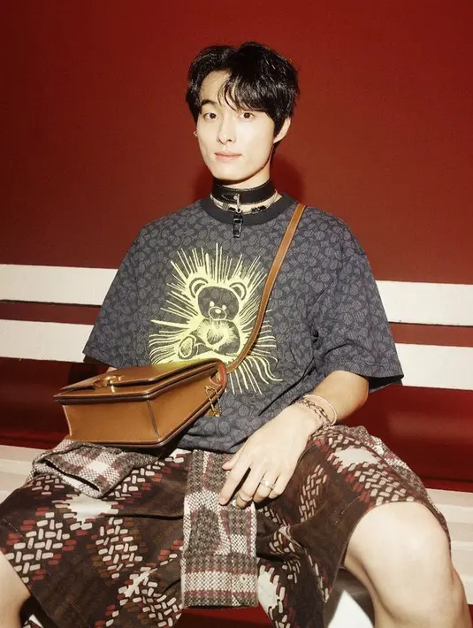 Yoon Canyoung juga hadir di fashion show NYFW koleksi Coach. Ia tampil punky dengan tshirt oversize hitam dipadu celana tartan cokelat, serta boots hitamnya. Kalung cooker hitam dan slingbag cokelat pun menambah penampilan, ia pun berfoto bersama Afgan dan Isyana. @yooncy1
