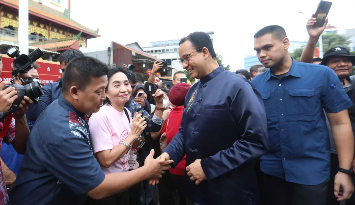 Mereka adalah Sutiyoso (Gubernur DKI Jakarta periode 1997-2012), Fauzi Bowo (Gubernur DKI Jakarta periode 2007-2012), Djarot Saiful Hidayat (Gubernur DKI Jakarta 2017), Anies Rasyid Baswedan (Gubernur DKI Jakarta periode 2017-2022) dan Teguh Setyabudi (Eks Penjabat Gubernur DKI Jakarta). Tampak dalam foto, Gubernur DKI Jakarta periode 2017-2022, Anies Rasyid Baswedan, menyapa warga sesaat sebelum menghadiri puncak perayaan Cap Go Meh di kawasan Pancoran Chinatown Point Mall, Jakarta, Selasa 3 Maret 2026. (Kapanlagi.com/Budy Santoso)