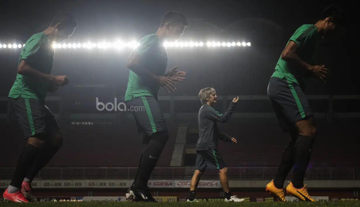 Para pemain Timnas Indonesia melakukan pemanasan saat latihan di Stadion Maguwoharjo, Sleman, Selasa (11/6/2017). Latihan ini persiapan jelang ujicoba melawan Puerto Rico. (Bola.com/Vitalis Yogi Trisna)