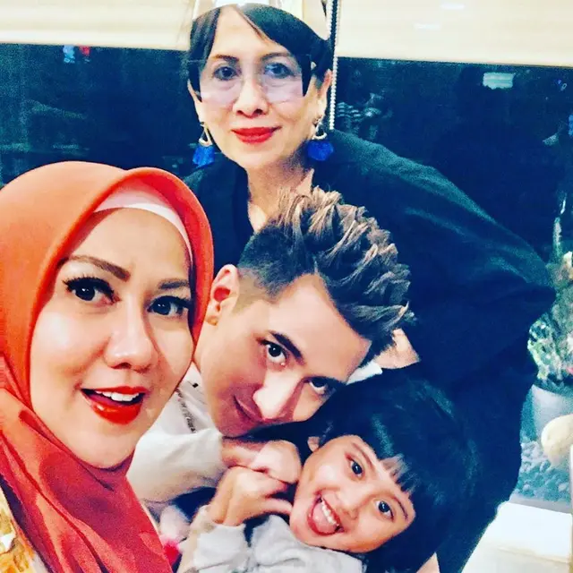 6 Potret Kebersamaan Verrell Bramasta dan Sang Nenek yang Gaul, Curi Perhatian