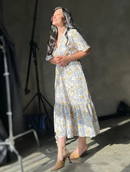 Cantiknya Asmirandah berpose di bawah sinar matahari. Ia mengenakan long dress lengan pendek bermotif floral yang cantik. Foto: Instagram.
