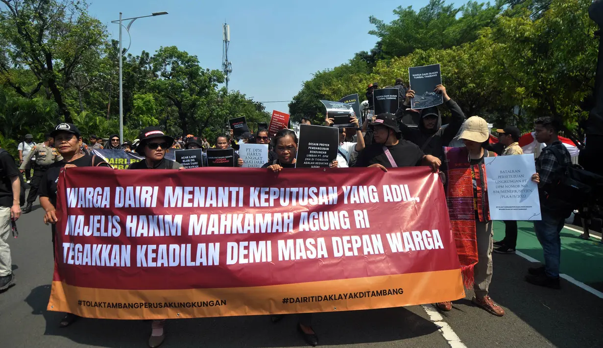 Mereka berunjuk rasa untuk mendesak Majelis Hakim pada Mahkamah Agung agar menegakkan keadilan bagi kepentingan masyarakat Dairi. (merdeka.com/Imam Buhori)