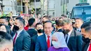 Presiden Joko Widodo atau Jokowi beserta Ibu Iriana menyapa masyarakat Indonesia yang menyambut saat tiba di hotel tempat menginap, Munich, Jerman, 26 Juni 2022. Masyarakat yang berkumpul membentangkan bendera Merah Putih dan memanggil-manggil Jokowi. (Foto: Laily Rachev - Biro Pers Sekretariat Presiden)