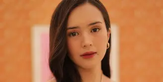 Semakin hari, penampilan Beby Tsabina semakin memikat dan elegan. Terlebih saat dipadukan dengan deretan perhiasan mahal [@bebytsabina]