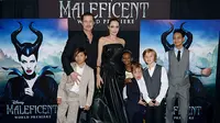 Angelina Jolie dan Brad Pitt bersama keenam anak-anaknya. (foto: people)