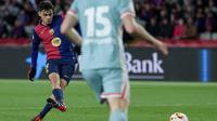 Pedri menyumbangkan satu gol saat Barcelona bermain imbang 4-4 kontra Atletico Madrid pada laga leg pertama semifinal Copa del Rey di&nbsp;Estadi Olimpic Lluis Companys, Rabu (26/2/2025) dini hari WIB. (AFP/Lluis Gene)