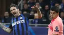 Striker Barcelona, Luis Suarez berebut bola dengan bek Inter Milan, Sime Vrsaljko saat bertanding pada grup B Liga Champions di Giuseppe Meazza, Italia (6/11). Inter imbang dengan Barcelona 1-1. (AP Photo/Antonio Calanni)