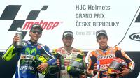 Marc Marquez (kanan), salah memilih ban dan akhirnya kalah dari Cal Crutchlow (tengah) dan Valentino Rossi (kiri) di MotoGP Brno 2016. (AFP/Michal Cizek)