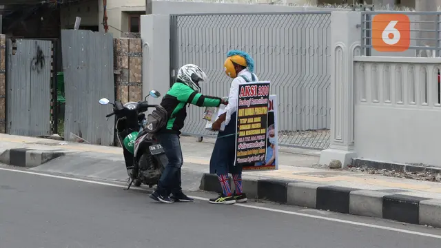 seorang pengemudi Ojol memberi sumbangan