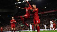 Striker Liverpool, Sadio Mane, bersama Roberto Firmino merayakan gol yang dicetaknya ke gawang Sheffield United pada laga Premier League di Stadion Anfied, Liverpool, Rabu (2/1). Liverpool menang 2-0 atas Sheffield. (AFP/Paul Ellis)