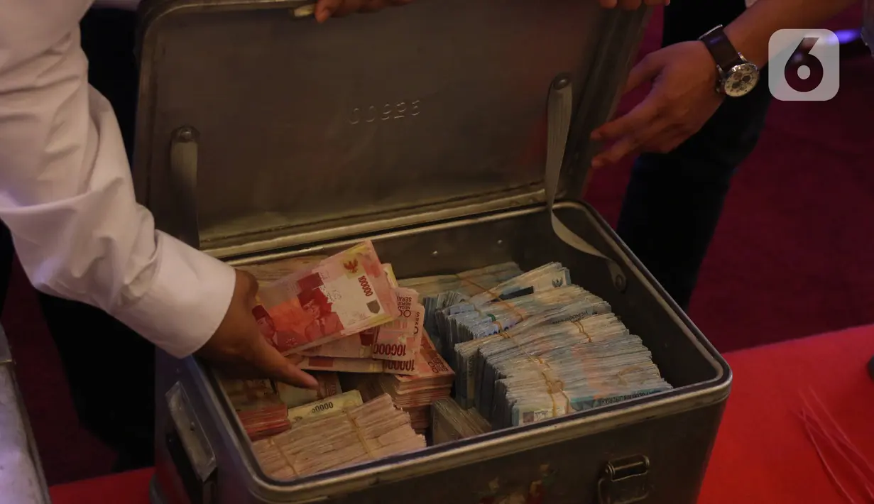 Uang palsu ditunjukkan sebelum dimusnahkan di gedung Bank Indonesia, Jakarta, Rabu (26/2/2020). Bank Indonesia memusnahkan 50.087 lembar uang Rupiah palsu hasil temuan dari proses pengolahan uang dan klarifikasi masyarakat selama rentang waktu 2017-Januari 2018. (Liputan6.com/Angga Yuniar)
