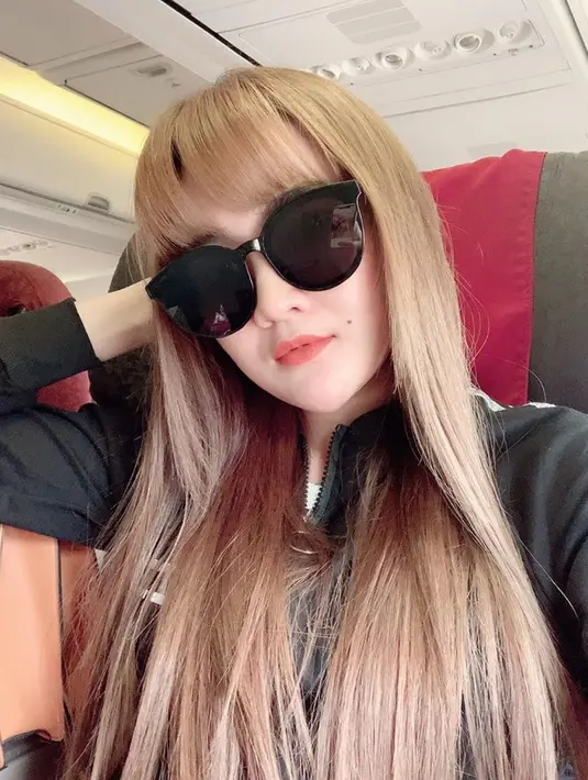 Aura kecantikan pedangdut berusia 25 tahun memang terlihat jelas saat ia memakai kacamata hitam. Kacamata tersebut membuat Nella tampil begitu trendi dan semakin terlihat percaya diri menatap kamera. (Liputan6.com/IG/@nellakharisma)
