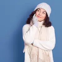 Wanita yang sedang berpikir untuk persiapan liburan musim dingin (Foto: Freepik/user18526052).