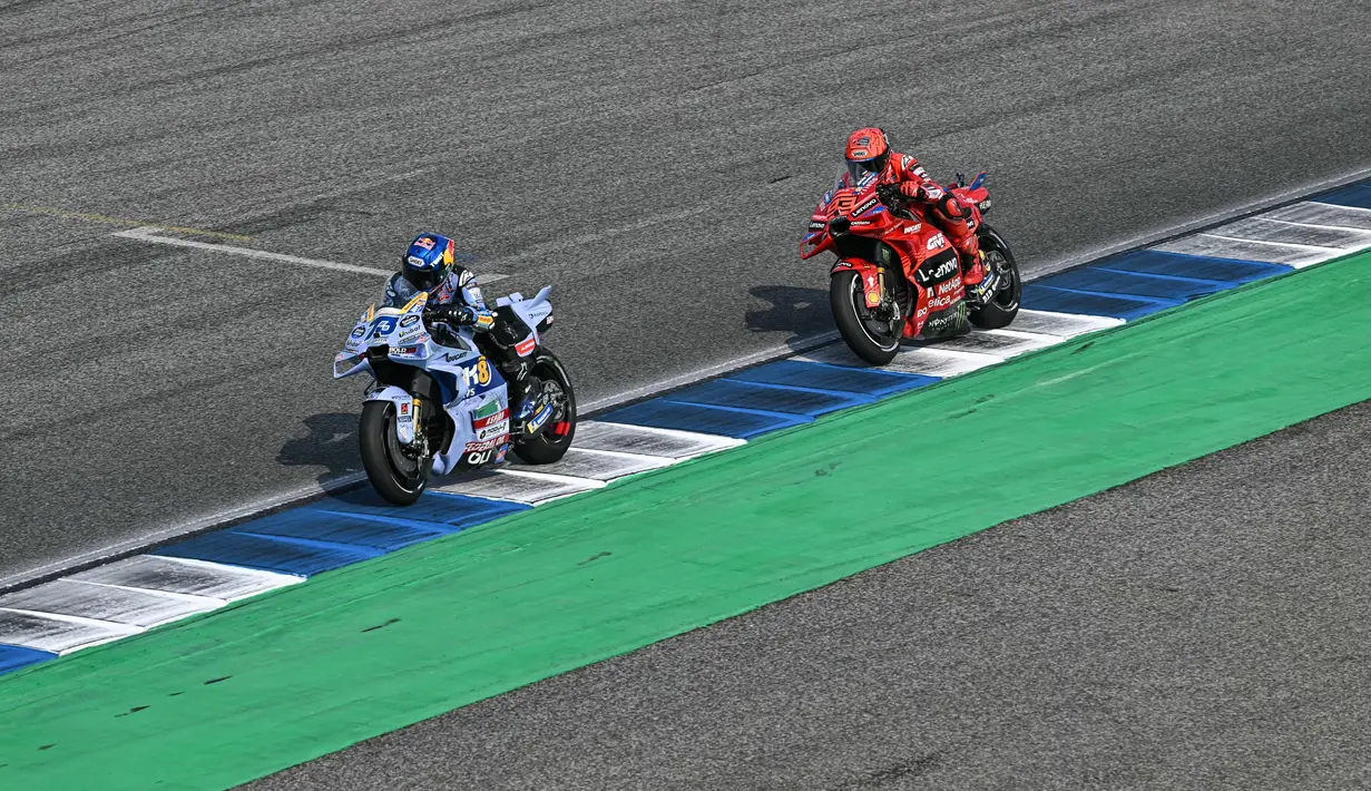 Pada sprint race dan balapan utama di Sirkuit Buriram, Thailand, Marc Marquez menduduki podium tertinggi sehingga membawa pulang 37 angka. (MOHD RASFAN/AFP)
