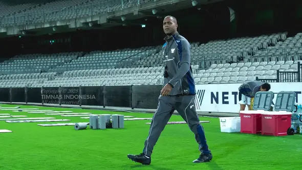 Pelatih kepala Timnas Indonesia, Patrick Kluivert memimpin latihan perdana menjelang laga putaran ketiga Kualifikasi Piala Dunia 2026 melawan Australia di Stadion Netstrata Jubilee, Sydney, Selasa (18/03/2025) waktu setempat. (Dok. PSSI)