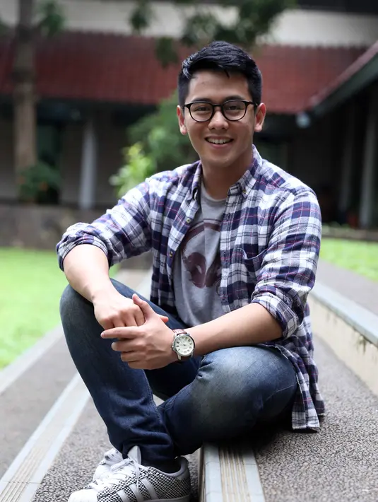 Pria berkacamata ini pribadinya tumbuh menjadi pria pemberani lantaran berawal dari tuntutan untuk hidup mandiri karena orang tuanya yang sibuk. (Nurwahyunan/Bintang.com)