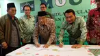 Ketua Umum PBNU KH Said Aqil Siradj dan Ketua Umum Dewan Pimpinan Nasional Himpunan Kerukunan Tani Indonesia (HKTI) Jenderal (purn) Moeldoko menadatangani perjanjian kerjasama di Jakarta, Kamis (21/12). (Liputan6.com/JohanTallo)
