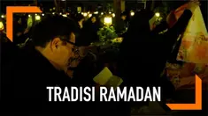 Umat muslim di Iran sengaja begadang di masjid hingga pemakaman untuk berdoa memperingati turunnya ayat suci Alquran.