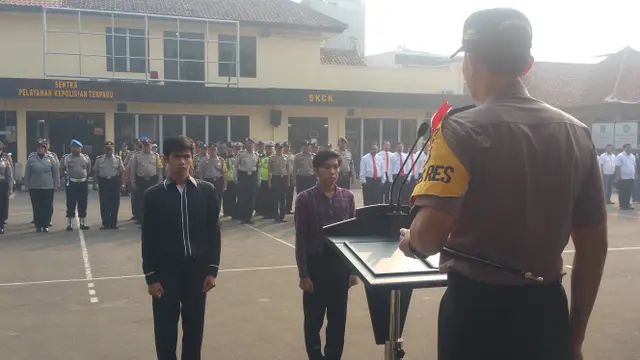 Santri bernama Rofiki (kemeja kotak) dan Moh Irfan Bahri (kemeja hitam) mendapat penghargaan dari Polresta Metro Bekasi (Liputan6.com/Nanda)