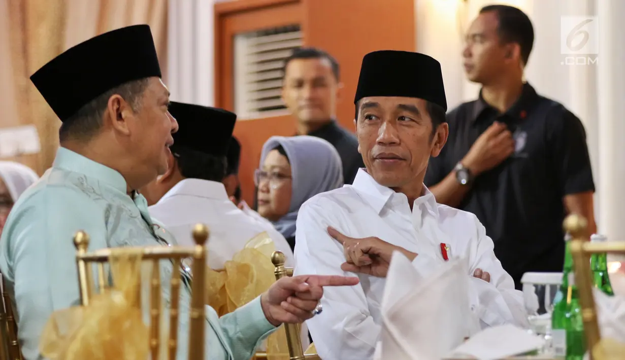 Presiden Joko Widodo berbincang dengan Ketua DPR RI Bambang Soesatyo saat menghadiri buka puasa bersama di Kawasan Widya Chandra Jakarta, Senin (13/5). Buka Puasa tersebut juga di Hadiri Tokoh Politik dan Petinggi Lembaga Negara. (Liputan6.com/Johan Tallo)