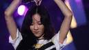 Setelah dua lagu selesai, Taeyeon kembali ke belakang panggung. Sebelum meninggalkan para  penggemarnya, ia menebar senyum manis dan memberi simbol hati dengan kedua tangannya di atas kepala. (Bambang E. Ros/Bintang.com)