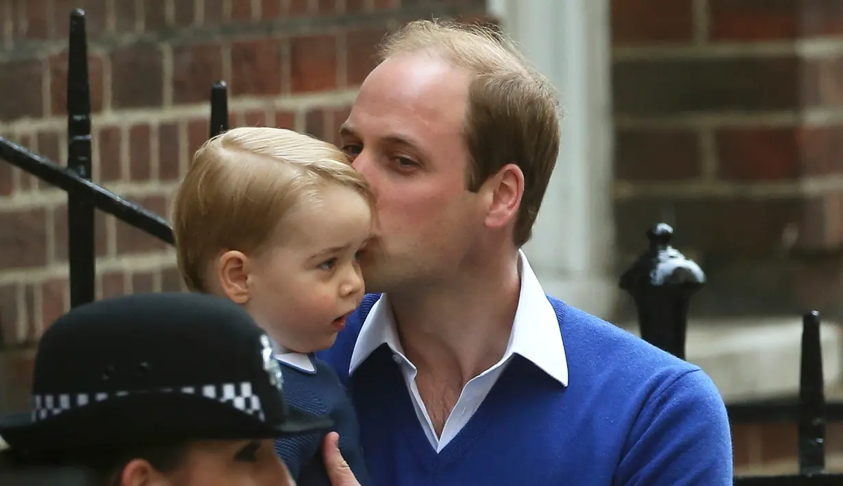 Pangeran William terlihat mencium pipi George yang menggemaskan saat menuju Lindo Wing RS St Mary, London, Sabtu (2/5/2015). George pertamakalinya diajak bertemu adik kecilnya yang baru lahir. (REUTERS/Neil Hall TPX)