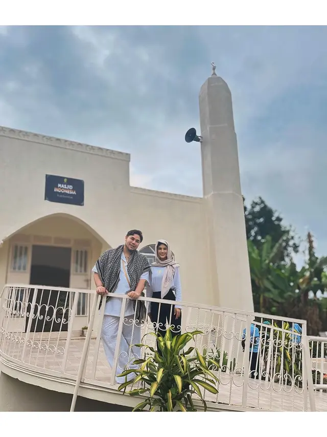 8 Potret Ivan Gunawan Kunjungi Masjid Miliknya di Uganda, Tempuh Perjalanan Jauh
