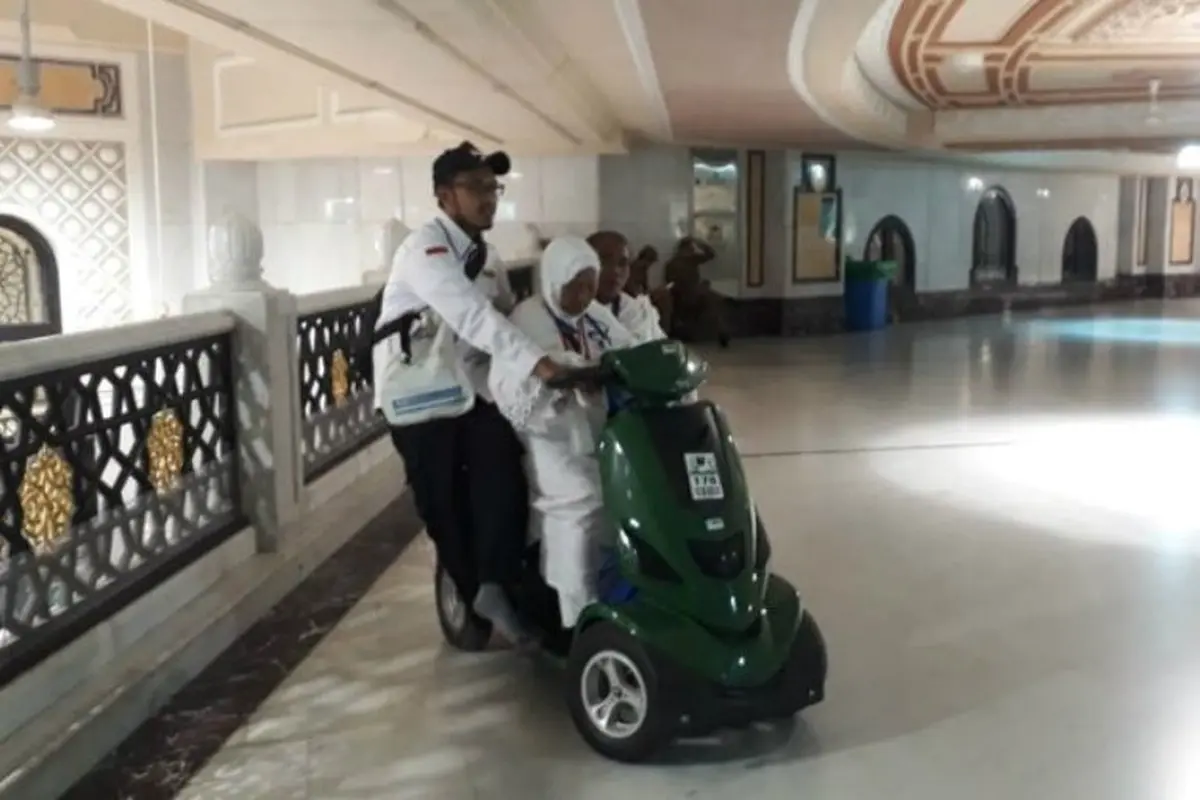 Jemaah Calon Haji Indonesia gunakan skuter matik