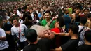 Seorang pria bertato terlihat kesurupan selama Festival Tato Suci di kuil Wat Bang Phra, Nakhon Pathom, Thailand (16/3). Mereka percaya tato memiliki kekuatan mistis, menangkal nasib buruk dan melindungi mereka dari bahaya. (Reuters/Athit Perawongmetha)