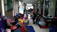 Pengungsi korban banjir ditampung di masjid kawasan Periuk, Kota Tangerang, Banten. (Pramita Tristiawati/Liputan6.com)