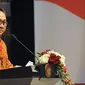 Ketua MPR Zulkifli Hasan memberi kata sambutan pada peringatan Hari Konstitusi di Kompleks Parlemen, Senayan, Jakarta, Selasa (18/8/2015). Acara tersebut juga dihadiri Wapres Jusuf Kalla. (Liputan6.com/Herman Zakharia)