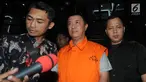 Pengusaha tim sukses Bupati Talaud, Benhur Lalenoh kenakan rompi tahanan usai menjalani pemeriksaan di Gedung KPK, Jakarta, Rabu (01/05/2019). Benhur terjaring OTT bersama Bupati Kepulauan Talaud, Sri Wahyumi Maria Manalip terkait dugaan suap proyek pembangan pasar. (merdeka.com/Dwi Narwoko)