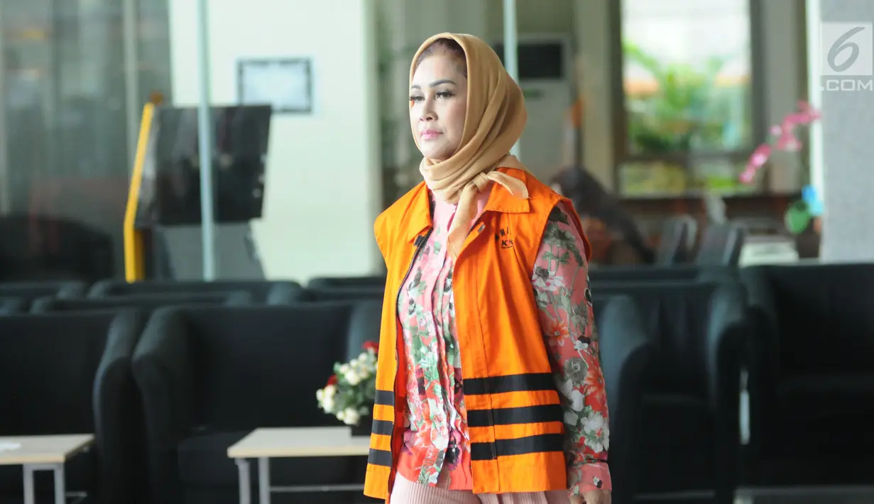 Wali Kota Tegal (nonaktif), Siti Masitha Soeparno meninggalkan Gedung KPK usai menjalani pemeriksaan, Jakarta, Jumat (24/11). Pemeriksaan terkait dugaan suap pengelolaan dana jasa RSUD Kardinah Kota Tegal TA 2017. (Liputan6.com/Helmi Fithriansyah)
