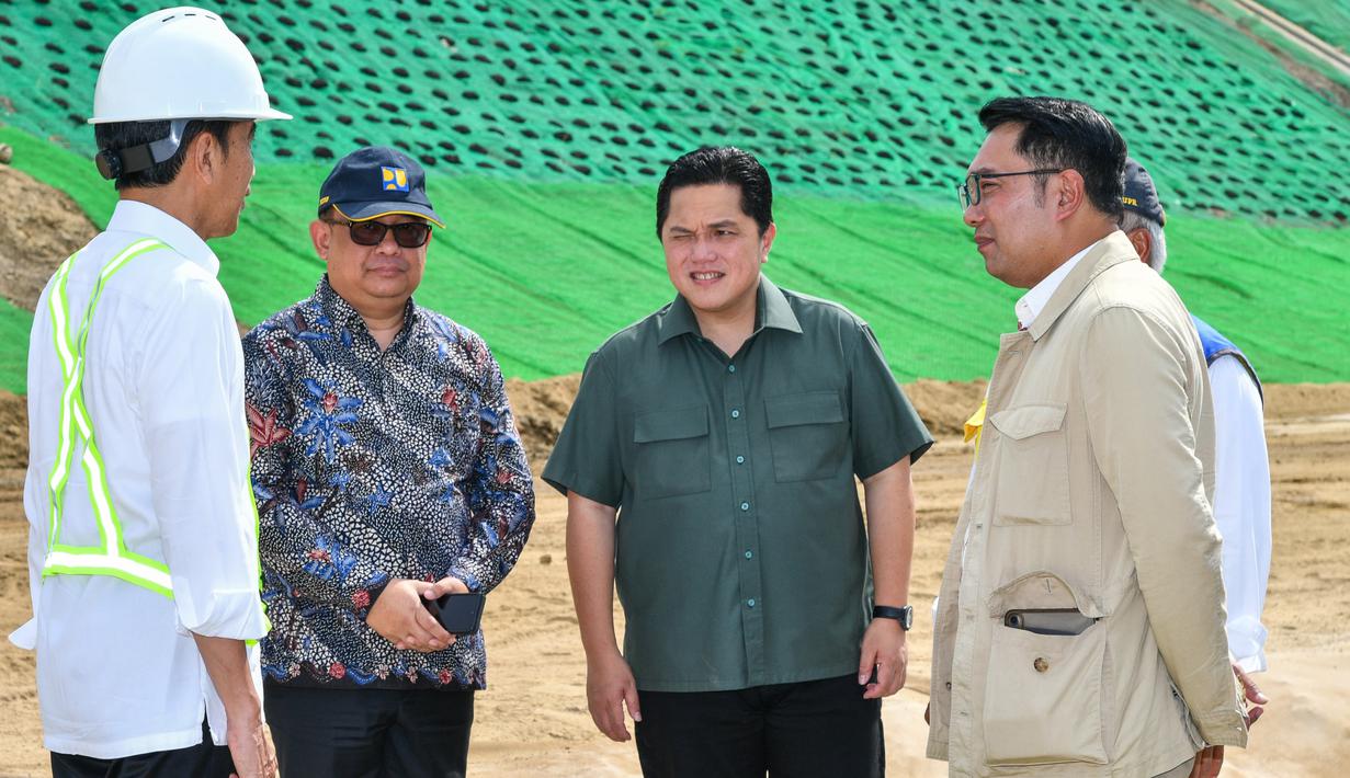 Turut mendampingi Presiden Jokowi dalam peninjauan tersebut yaitu Menteri Koordinator Bidang Kemaritiman dan Investasi Ad Interim Erick Thohir, Menteri Sekretaris Negara Pratikno, Menteri Pekerjaan Umum dan Perumahan Rakyat Basuki Hadimuljono, dan Kepala Otorita IKN Bambang Susantono. (Foto: Dok. Sekretariat Presiden)